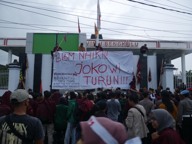Aksi demonstrasi AMM Bengkulu di Kantor DPRD Provinsi Bengkulu, Selasa, 20 September 2022, Foto: Dok/Irfan Arief Aksi demonstrasi AMM Bengkulu di Kantor DPRD Provinsi Bengkulu, Selasa, 20 September 2022, Foto: Dok/Irfan Arief