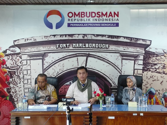 Anggota Ombudsman RI, Yeka Hendra Fatika saat menggelar konferensi pers dengan insan media di kantor Ombudsman Perwakilan Bengkulu, Jumat, 30 September 2022, Foto: Dok/Irfan Arief