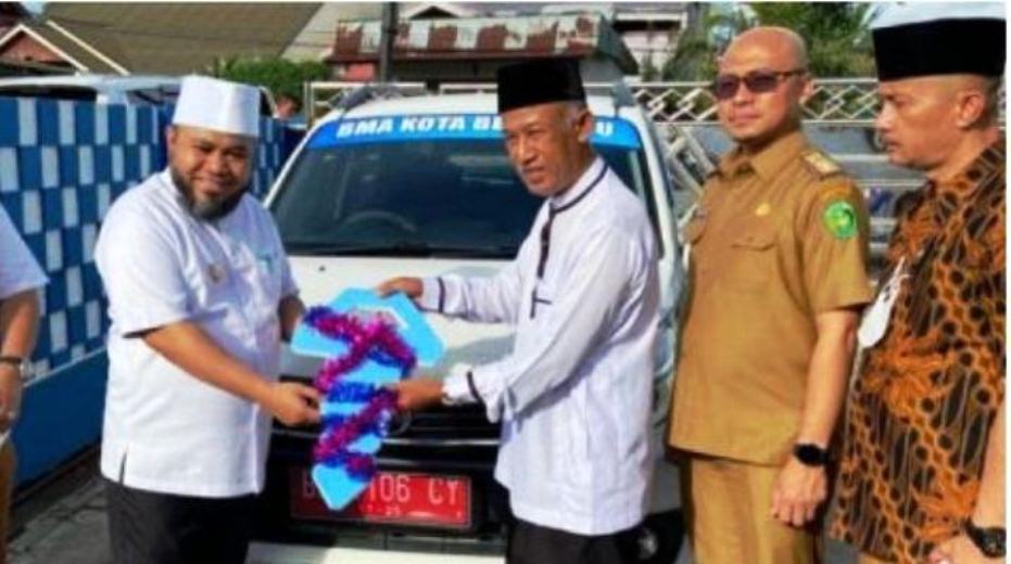Walikota Bengkulu Helmi Hasan bersama Kepala BPKAD Kota Bengkulu, Yudi Susanda menyerahkan bantuan pinjam pakai mobil operasional kepada BMA, Selasa, 25 Januari 2022, Foto: Dok