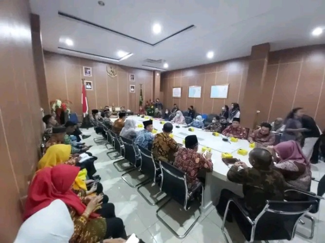 Rapat entry meeting pemeriksaan kinerja pendahuluan atas pengelolaan sampah dengan pihak Pemerintah Kota Bengkulu, di ruang rapat Hidayah kantor walikota Bengkulu, Kamis, 1 September 2022, Foto: Dok