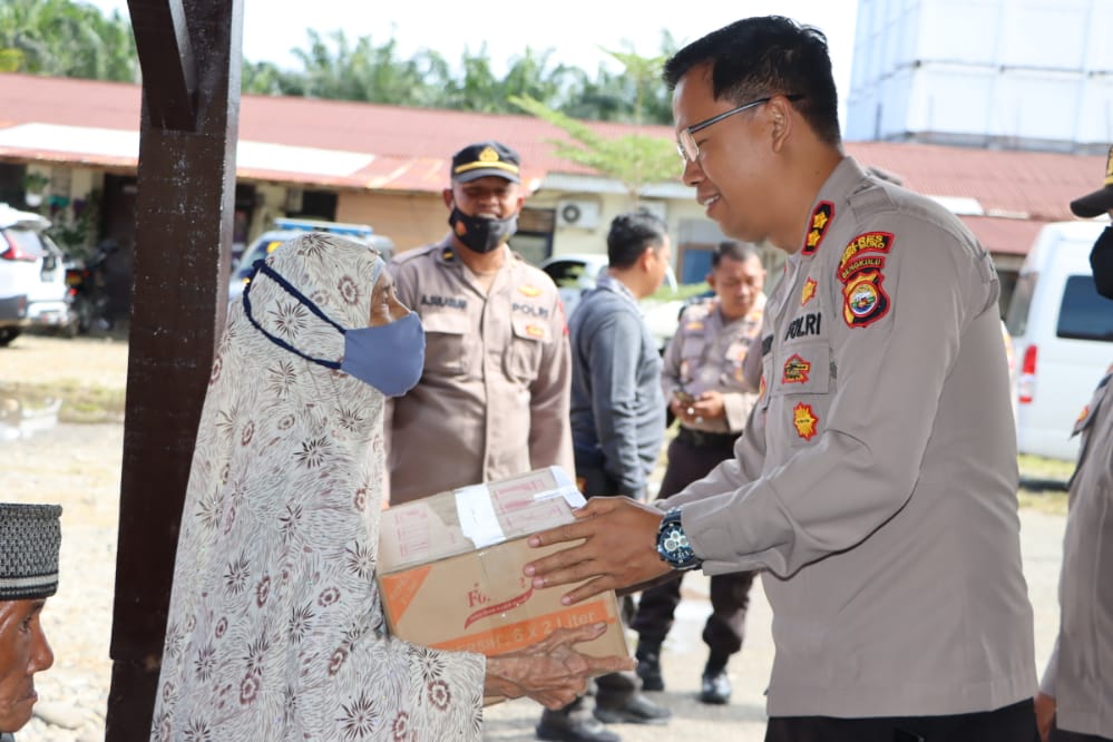 Kapolres Mukomuko AKBP Nuswanto saat menyerahkan bantuan kepada salah satu warga yang terdampak kenaikan harga BBM di Desa Malin Deman, Mukomuko Selatan, Kamis, 22 September 2022, Foto: Dok