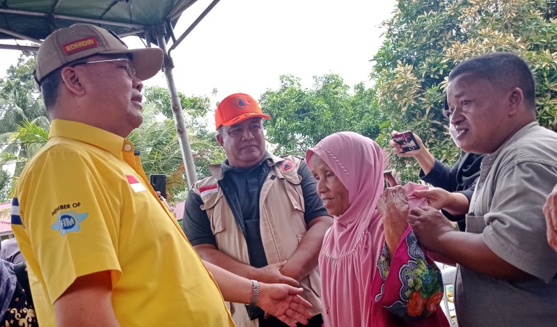 Gubernur Rohidin saat menyambangi kediaman Mbah Soleha korban bencana kebakaran di Desa Bukit Peninjauan II Kabupaten Seluma, Sabtu, 10 September 2022, Foto: Dok