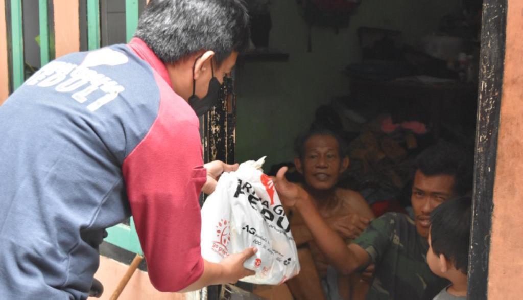 Artha Graha Peduli dan Bank Artha Graha International salurkan bantuan tunai dan sembako, Foto: Dok