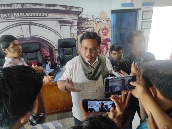 Doorstop Anggota Ombudsman RI, Yeka Hendra Fatika usai menggelar konferensi pers terkait penilaiannya setelah mengunjungi provinsi Bengkulu, di kantor Ombudsman Perwakilan Bengkulu, Jumat, 30 September 2022, Foto: Dok/Irfan Arief Doorstop Anggota Ombudsman RI, Yeka Hendra Fatika usai menggelar konferensi pers terkait penilaiannya setelah mengunjungi provinsi Bengkulu, di kantor Ombudsman Perwakilan Bengkulu, Jumat, 30 September 2022, Foto: Dok/Irfan Arief