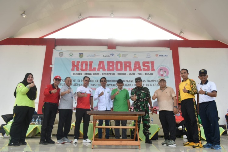 Swafoto Kepala Dinas Kesehatan Seluma Rudi Syawaludin dan Ketua JMSI Seluma Yedi Kustanto usai melakukan penandatanganan nota kesepahaman, Jum'at, 23 September 2022, Foto: Dok/JMSI Seluma