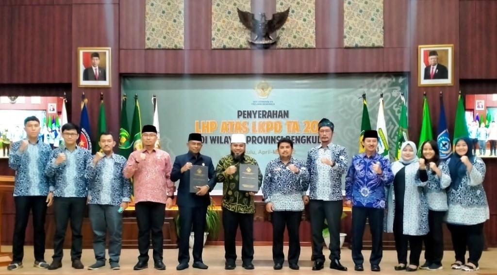 Walikota Bengkulu Helmi Hasan didampingi Kepala BPKAD Yudi Susanda,Ketua DPRD Suprianto usai menerima penghargaan Opini WTP, Jumat 20 Mei 2022, Foto/Dok