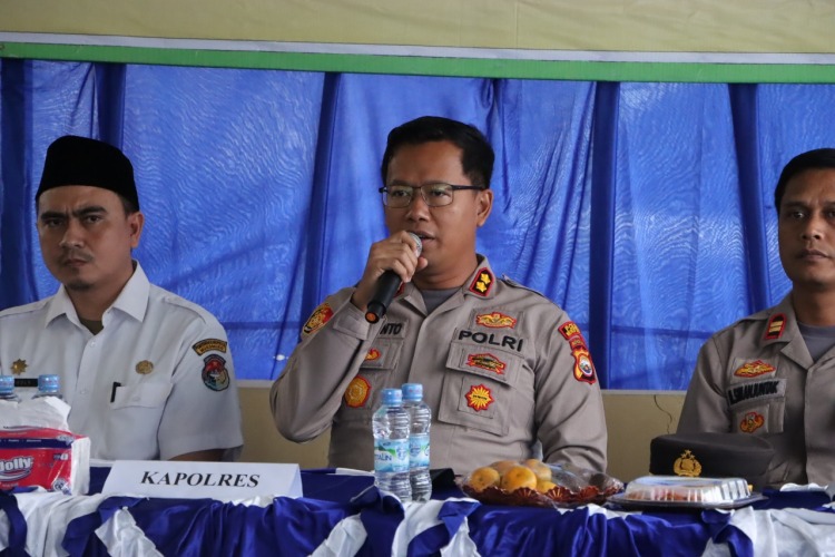 Kapolres Mukomuko (tengah) dalam pemaparan di Forum Diskusi Situasi Kamtibmas terkait penyalahgunaan obat-obatan dan miras di Polsek Mukomuko Utara, Kelurahan Bandar Ratu, Kabupaten Mukomuko, Rabu, 28 September 2022, Foto: Dok
