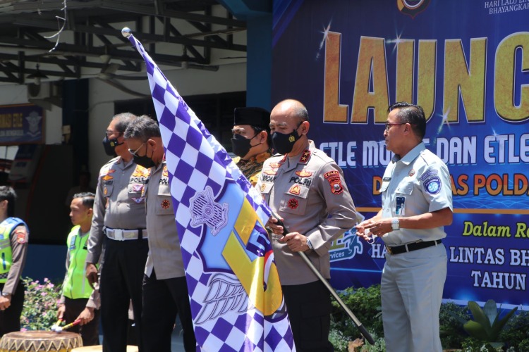 Kapolda Bengkulu Irjen Pol Agung Wicaksana saat melakukan peluncuran ETLE Mobile Direktorat Lantas di Polda Bengkulu, Kamis, 22 September 2022, Foto: Dok