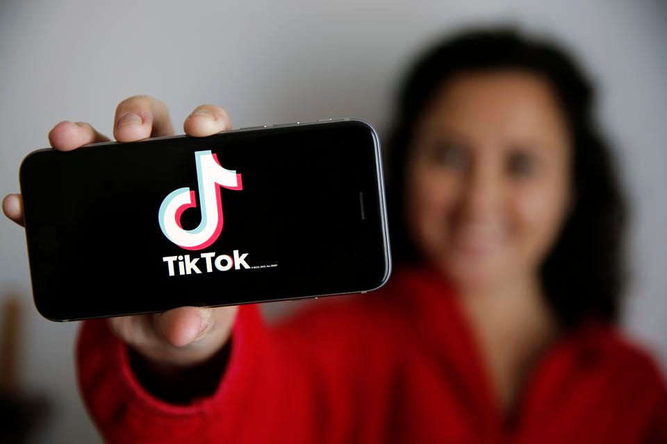 Gambar Wanita sedang menunjukan Aplikasi Tik Tok, Foto: Dok/Internet