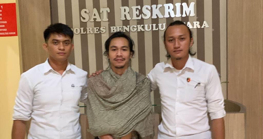 RD (tengah) tersangka pelaku mutilasi kucing di Bengkulu Utara, Foto: Dok