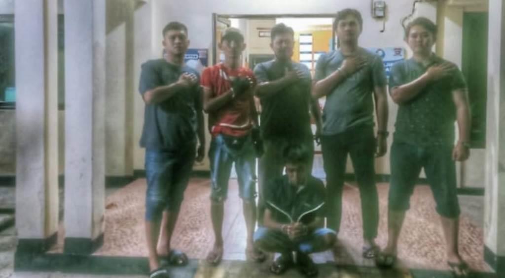 Terduga pelaku penganiayaan ibu kandung (duduk) saat diamankan polisi, Kamis, 15 September 2022, Foto: Dok