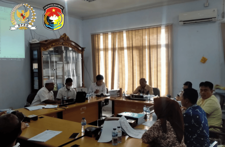 Komisi III DPRD Kabupaten Mukomuko saat menggelar rapat bersama managemen RSUD Mukomuko di ruang rapat komisi III, Rabu, 12 Otober 2022, Foto: Dok