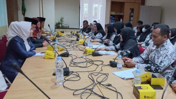 Anggota Komisi IV DPRD Provinsi Bengkulu saat menerima audiensi Persatuan Guru Honorer di ruang rapat Komisi, Selasa, 27 Agustus 2022, Foto: Dok Anggota Komisi IV DPRD Provinsi Bengkulu saat menerima audiensi Persatuan Guru Honorer di ruang rapat Komisi, Selasa, 27 Agustus 2022, Foto: Dok