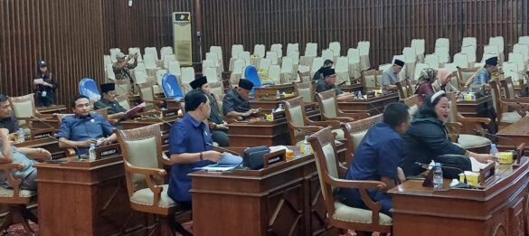 Rapat paripurna dengan agenda mendengarkan laporan dan pandangan dari masing- masing fraksi-fraksi terhadap rancangan perubahan APBD tahun 2022 di Ruang Rapat DPRD Provinsi, Selasa, 20 September 2022, Foto: Dok