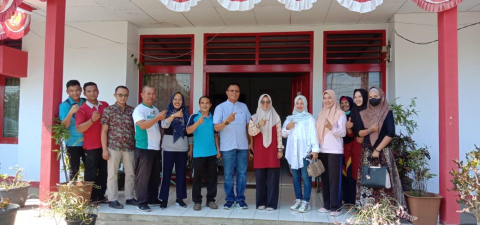 Swafoto Anggota Komisi I DPRD Provinsi Bengkulu, Sumardi bersama staf dan jajaran Dinas Pemberdayaan Masyarakat Desa, Bengkulu Utara, Jumat, 19 Agustus 2022, Foto: Dok