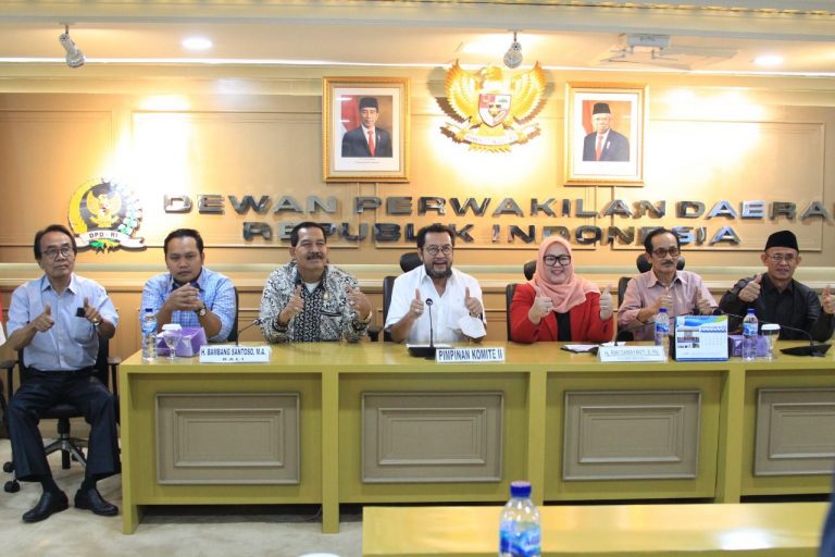 Swafoto Anggota Komisi III DPRD Provinsi Bengkulu bersama Ketua Komite II DPD RI Yorrys Raweyai dan Anggota Komite II DPD RI Riri Damayanti John Latief di Jakarta, Foto: Dok