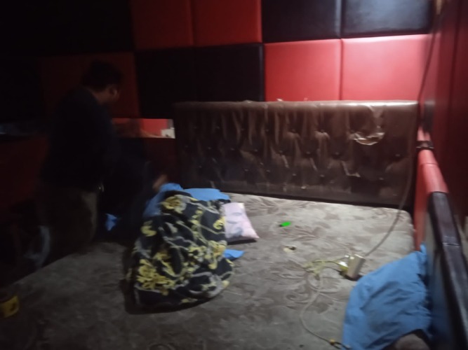 Tim Macan Gading Polres Bengkulu saat mencari bukti perkara perdagangan anak yang melibatkan 3 orang karyawan salah satu kafe di Kota Bengkulu, Minggu, 2 Oktober 2022, Foto: Dok