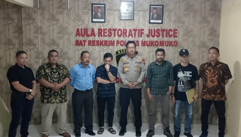 Kapolres Mukomuko AKBP Nuswanto didampingi Ketua DPRD Mukomuko, M. Ali Saftaini dan dihadiri manajemen PT DDP selaku pelapor dan kuaasa hukum petani selaku terlapor, Sabtu, 8 Oktober 2022, Foto: Dok/Tribhrata