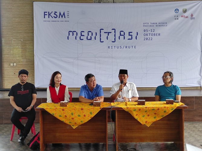 Dirjen Kebudayaandan Ristek Hilmar Farid bersama Direktur Perfilman Media Baru, Ahmad Mahendra dan Kepala Dinas Pendidikan dan Kebudayaan Provinsi Bengkulu, Eri Yulian Hidayat saat menggelar konferensi pers Gelaran Festival Komunitas Seni Media, Rabu, 5 Oktober 2022. Foto: Dok/Irfan Arief