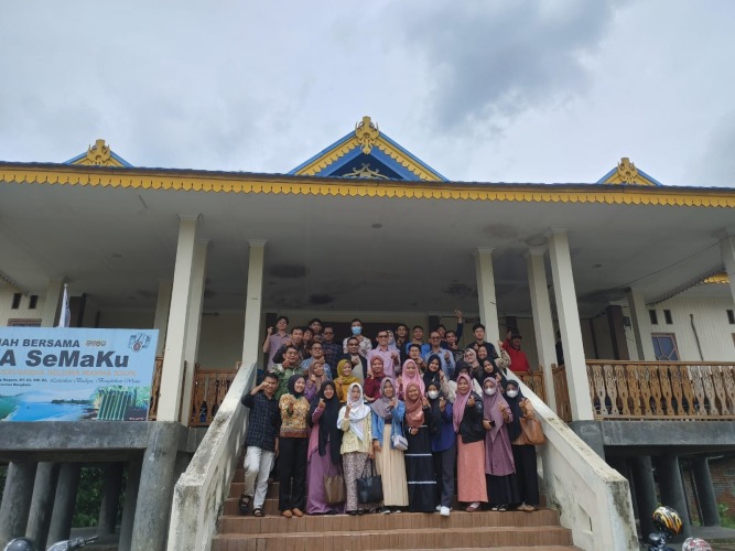 Swafoto GIBEI PWI Provinsi Bengkulu bersama pemuda IkaSeMaKu usai mengikuti edukasi pasar modal yang diselenggarakan Bursa Efek Indonesia (BEI) Perwakilan Bengkulu di sekretariat IkaSeMaKu, Kota Bengkulu, Sabtu, 29 Oktober 2022, Foto: Dok