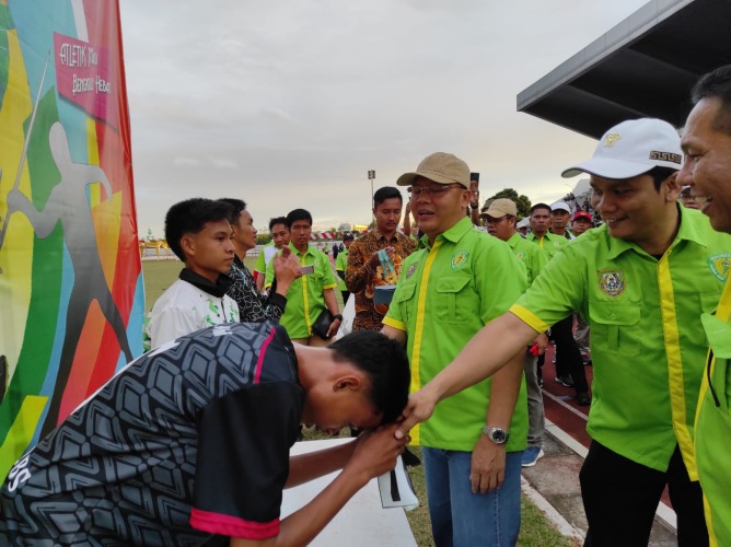 Ketua Komisi II Jonaidi saat memberikan selamat kepada pemenang ketiga kejuaraan Atletik 1500 meter tingkat pelajar se-provinsi Bengkulu Tahun 2022, Senin, 3 Oktober 2022, Foto: Dok/Irfan Arief