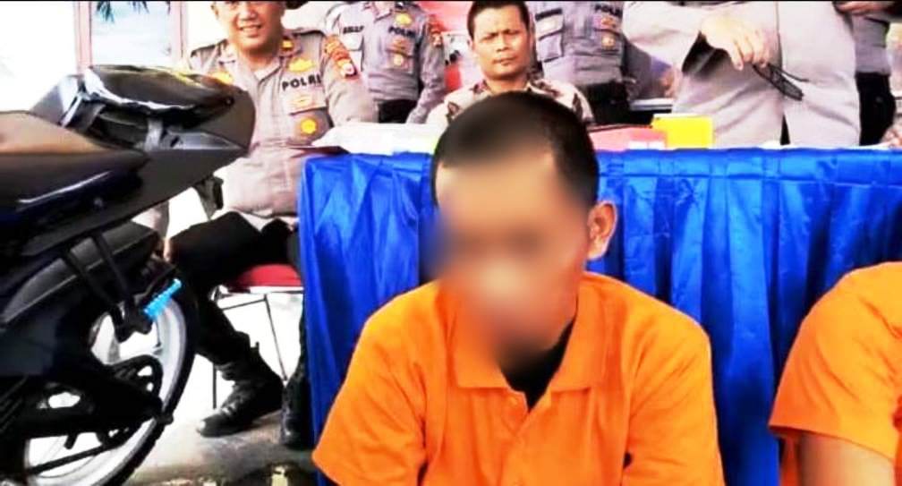 Tersangka EP (36) saat digelandang di Polres Seluma atas kasus tindak pidana persetubuhan kepada tetangganya di Desa Lubuk Resam Kecamatan Seluma Utara Kabupaten Seluma, Bengkulu, Foto: Dok/Deni Putra Tersangka EP (36) saat digelandang di Polres Seluma atas kasus tindak pidana persetubuhan kepada tetangganya di Desa Lubuk Resam Kecamatan Seluma Utara Kabupaten Seluma, Bengkulu, Foto: Dok/Deni Putra