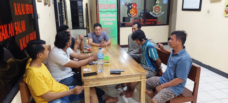 ODGJ YS (37) saat ditahan di Polsek Talang Empat usai membacok kakak kandung dan ipar, Jumat 14 Oktober 2022, Foto: Dok/Tribhrata