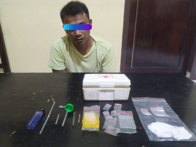 Oknum petani JH (36) beserta barang bukti narkotika golongan I jenis sabu di Polres Bengkulu Utara, 5 Oktober 2022, Foto: Dok Oknum petani JH (36) beserta barang bukti narkotika golongan I jenis sabu di Polres Bengkulu Utara, 5 Oktober 2022, Foto: Dok