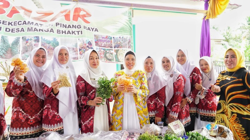 Foto bersama Ketua TP PKK Provinsi Bengkulu Derta Wahyulin (tengah, dengan setelan kuning) dengan TP PKK kabupaten, Kamis, 27 Oktober 2022, Foto: Dok