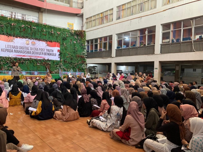 Anggota Bid Humas Polda Bengkulu IPDA Alfalino saat menyampaikan materi, Jumat, 28 Oktober 2022, Foto: Dok/Tribhrata