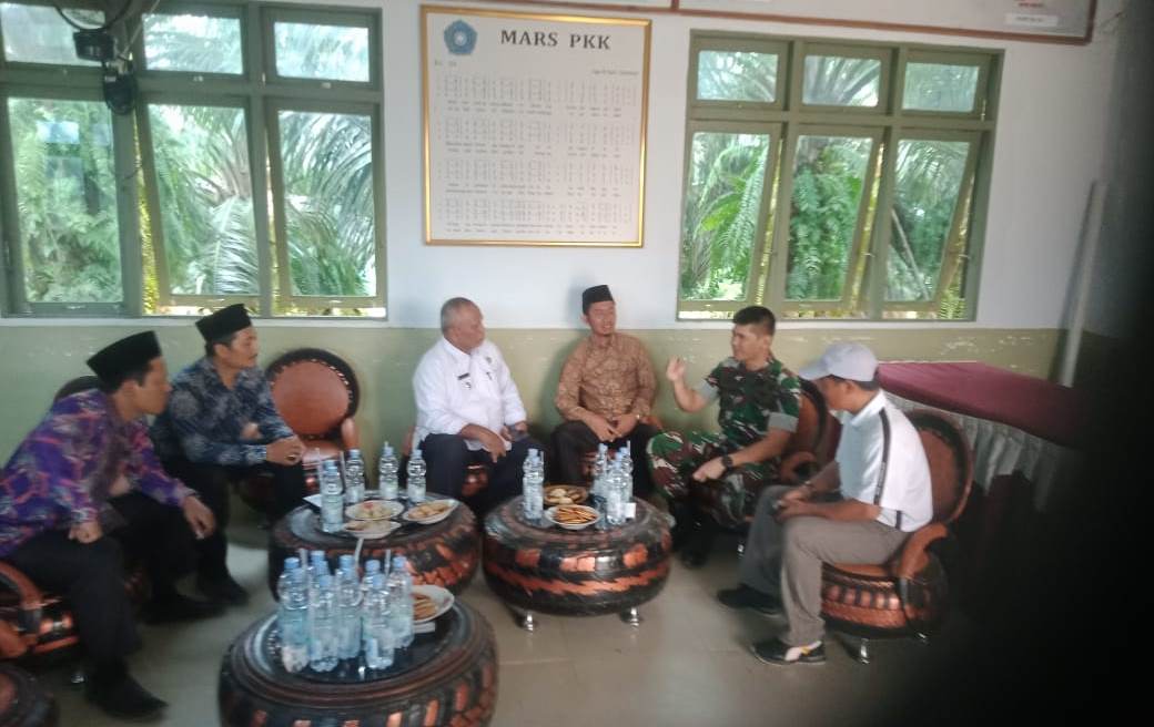 Anggota DPRD Mukomuko, Siswanto didampingi camat Sunandi dan Kades Janu Sutopo saat berbincang dengan Kodim 0428 Mukomuko bersama Kepala Dispora Mukomuko terkait penunjukan Desa Arga Jaya sebagai Kampung Pancasila di kantor Desa Arga Jaya, Rabu, (26/10).