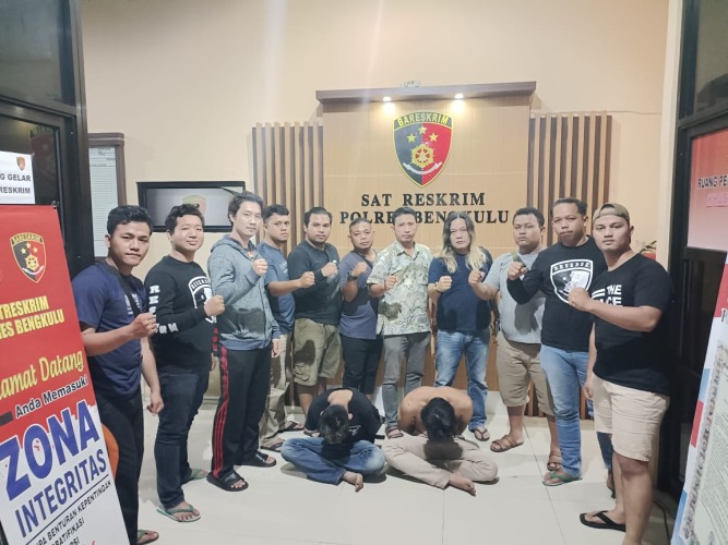 Tim Opsnal Macan Gading Polres Bengkulu setelah berhasil mengamankan dua orang terduga pelaku pengeroyokan yakni RI (21) dan FR (21) di Mapolres Kota Bengkulu, Sabtu, 8 Oktober 2022, Foto: Dok/Tribhrata