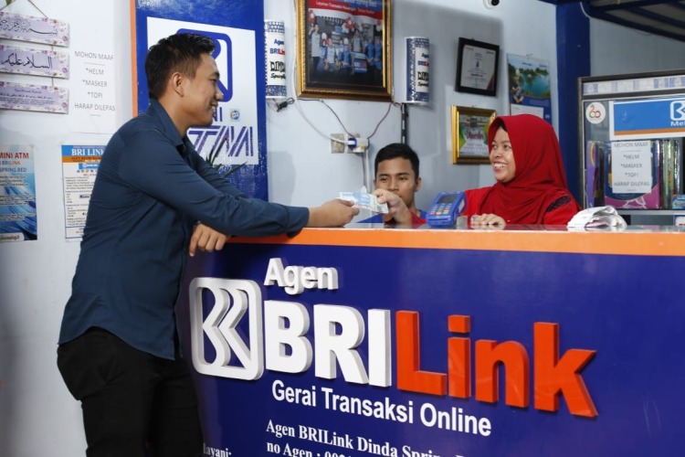 Agen BRILink saat melayani konsumen, Foto: Dok