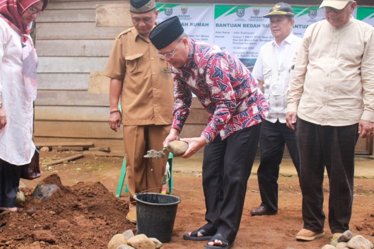 Gubernur Bengkulu Rohidin Mersyah (pakai batik) saat melakukan peletakan batu pertama bedah rumah warga Desa Giri Mulya, Bengkulu Utara, Senin, 10 Oktober 2022, Foto: Dok Gubernur Bengkulu Rohidin Mersyah (pakai batik) saat melakukan peletakan batu pertama bedah rumah warga Desa Giri Mulya, Bengkulu Utara, Senin, 10 Oktober 2022, Foto: Dok
