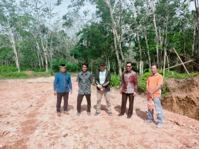 Anggota DPRD Mukomuko, Siswanto (kemeja batik merah) saat meninjau proyek peningkatan fasilitas lapangan sepakbola di Desa Bukit Mulya, Minggu 16 Oktober 2022, Foto: Dok