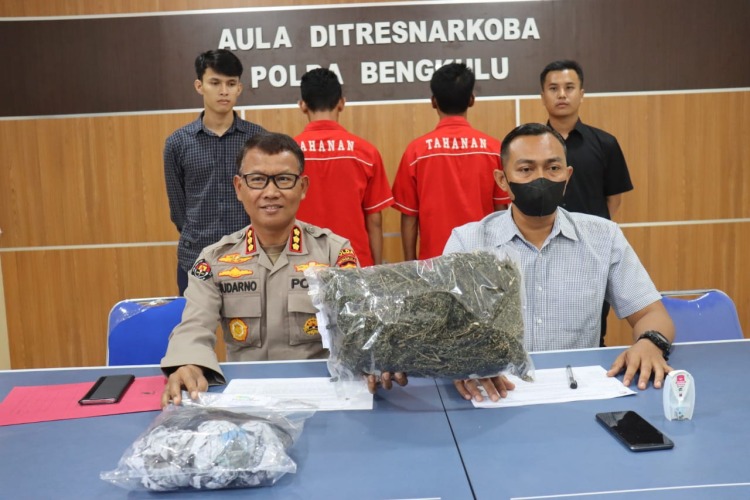 Kabid Humas Polda Bengkulu, Kombes Pol Sudarno saat menggelar konferensi pers penangkapan dua warga asal Kecamatan Lintang, Sumatra Selatan yang terciduk menjual satu paket besar narkotika golongan 1 jenis ganja, Selasa, 11 Oktober 2022, Foto: Dok Kabid Humas Polda Bengkulu, Kombes Pol Sudarno saat menggelar konferensi pers penangkapan dua warga asal Kecamatan Lintang, Sumatra Selatan yang terciduk menjual satu paket besar narkotika golongan 1 jenis ganja, Selasa, 11 Oktober 2022, Foto: Dok