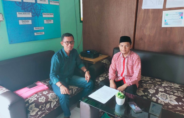 Swafoto Anggota DPRD Mukomuko Siswanto bersama Kepala Sekolah Dasar Negeri 05 Air Rami, Kamis, 13 Oktober 2022, Foto: Dok/Adhika Kusuma