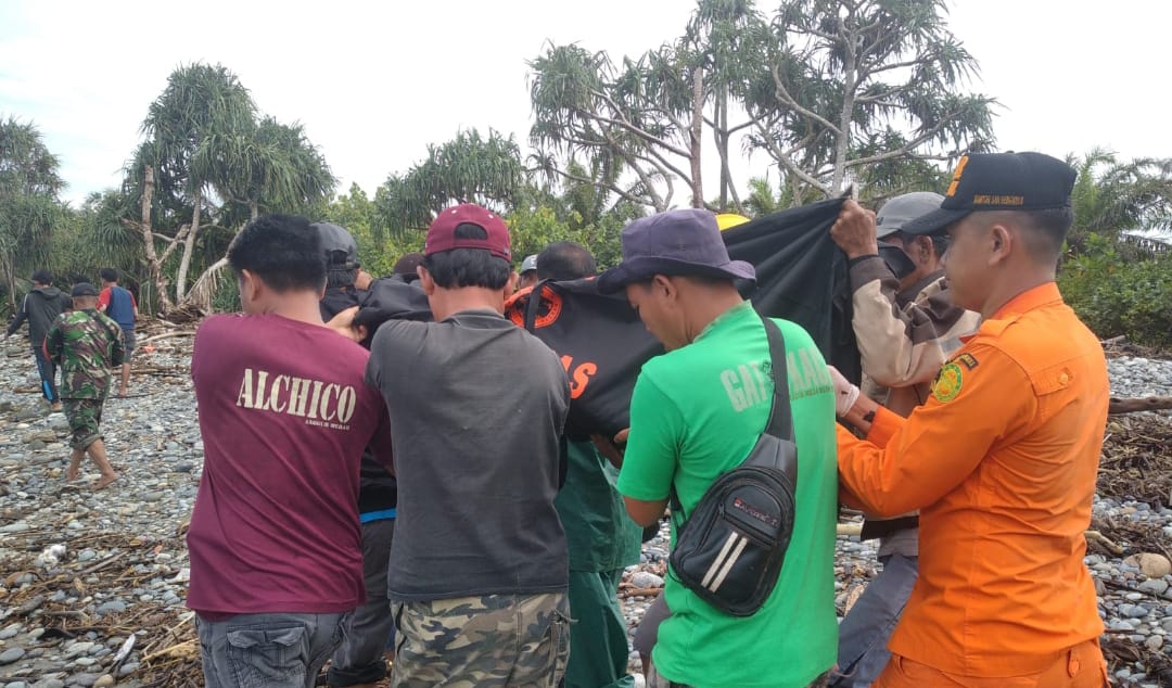 Tim SAR dibantu warga saat mengevakuasi jasad Anton Sapari yang terseret arus di Muara Maras. Jum'at, 7 Oktober 2022, Foto: Dok Tim SAR dibantu warga saat mengevakuasi jasad Anton Sapari yang terseret arus di Muara Maras. Jum'at, 7 Oktober 2022, Foto: Dok
