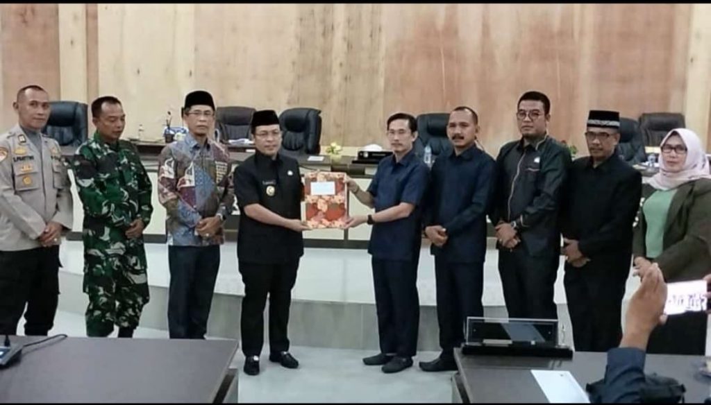 Swafoto Bupati Mukomuko , Sapuan saat menyerahkan Raperda APBD-P Tahun Anggaran 2022 kepada Ketua DPRD Mukomuko, M Ali Saftaini di ruang rapat paripurna DPRD Kabupaten Mukomuko, Foto: Dok/Adhika Kusuma