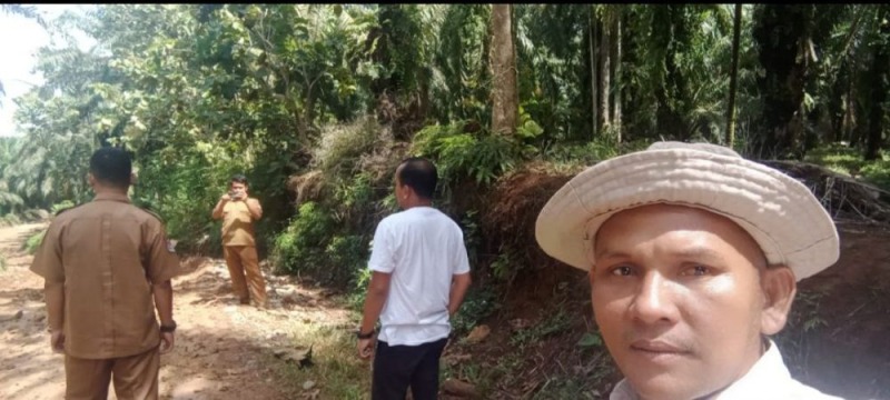 Wakil Ketua I DPRD Mukomuko, Nur Salim saat memantau proyek pembangunan, Foto: Dok