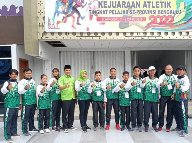 Anggota DPRD Provinsi Bengkulu, Jonaidi SP bersama para atlet pelajar dan pelatih Atletik saat menghadiri pembukaan Kejuaraan Atletik Tingkat Pelajar se-Provinsi Bengkulu Tahun 2022, Senin, 3 Oktober, Foto/Dok: Irfan Arief