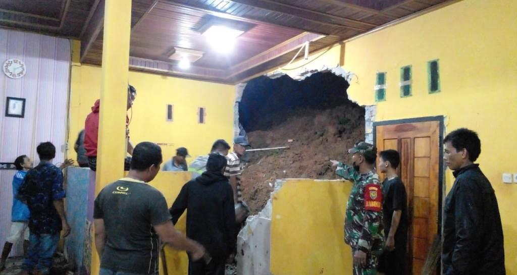 Rumah warga Seluma dihantam tanah longsor akibat curah hujan tinggi, Sabtu, 1 Oktober 2022, Foto: Dok/Deni Aliansyah Putra