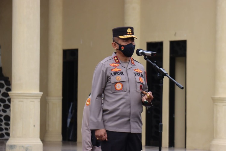 Kapolda Bengkulu Irjen Pol Agung Wicaksono saat menyampaikan instruksi Presiden RI dan Kapolri di lapangan Rekonfu Polda Bengkulu, Senin, 17 Oktober 2022, Foto: Dok/Tribhrata Kapolda Bengkulu Irjen Pol Agung Wicaksono saat menyampaikan instruksi Presiden RI dan Kapolri di lapangan Rekonfu Polda Bengkulu, Senin, 17 Oktober 2022, Foto: Dok/Tribhrata