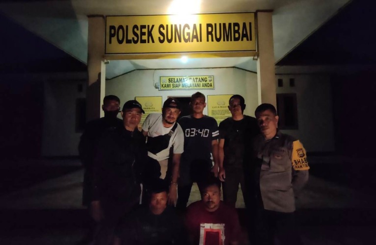 Dua orang pelaku pencuri hewan ternak sapi berinisial BH (38) dan HO (29) saat diamankan Polsek Sungai Rumbai, Selasa, 25 Oktober 2022, Foto: Dok/Tribhrata