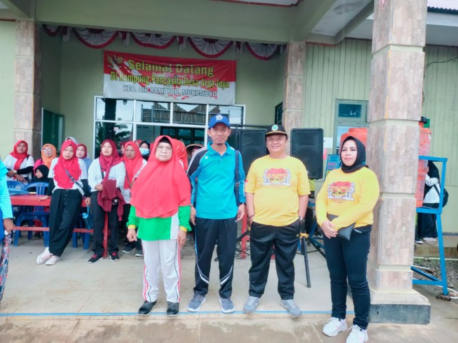 Swafoto Anggota DPRD Mukomuko Siswanto bersama masyarakat di momen HUT Desa Arga Jaya Ke-40, Sabtu, 22 Oktober 2022, Foto: Dok/Andhika Kusuma