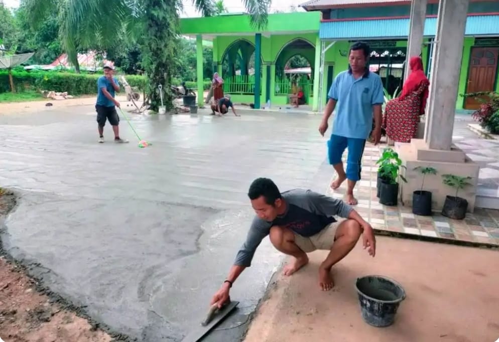 Anggota Dewan Siswanto saat membantu warga mengecor halaman masjid Al-Fatah di Desa Arga Jaya, Kecamatan Air Rami Mukomuko, Minggu, 23 Oktober 2022, Foto: Dok
