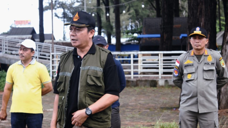 Satuan Polisi Pamong Praja (Satpol PP) Provinsi Bengkulu bersama Dinas Pariwisata Provinsi Bengkulu melakukan giat pembersihan bangunan yang dinilai tidak layak berada di kawasan wisata Pantai Panjang Kota Bengkulu, Jumat, 7 Oktober 2022, Foto: Dok