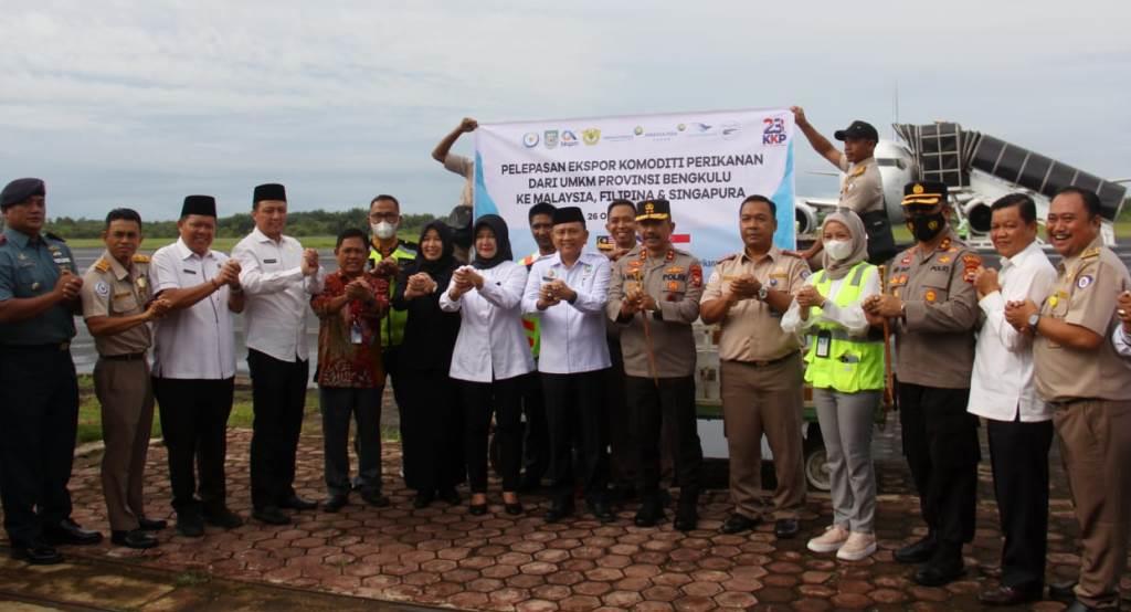 Sekda Hamka (tengah kemeja putih) saat melepas ekspor Lintah Bengkulu ke Malaysia dan Filipina, Rabu, 26 Oktober 2022, Foto: Dok