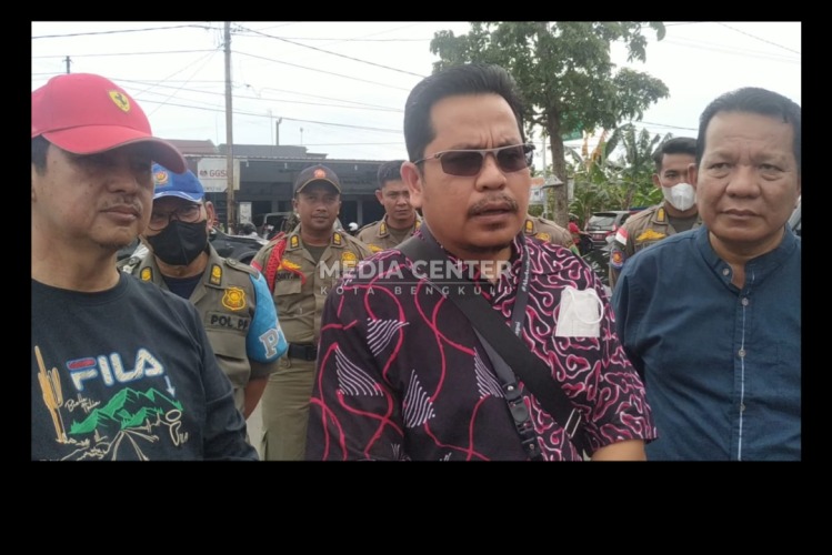 Maruli Tua (tengah) didampingi Kepala Bapenda Kota Bengkulu Eddyson dan Inspektur Eka Rika Rino saat diwawancarai beberapa awak media, Jumat, 7 Oktober 2022, Foto: Dok/Media Center