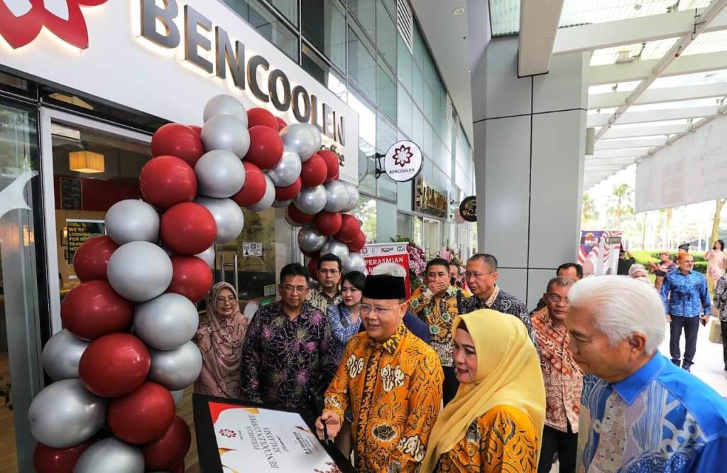 Gubernur Rohidin saat meresmikan Outlet Bencoolen Coffee di Suasana PJH Putra Jaya, Malaysia. Kamis, 3 November 2022. Foto/Dok